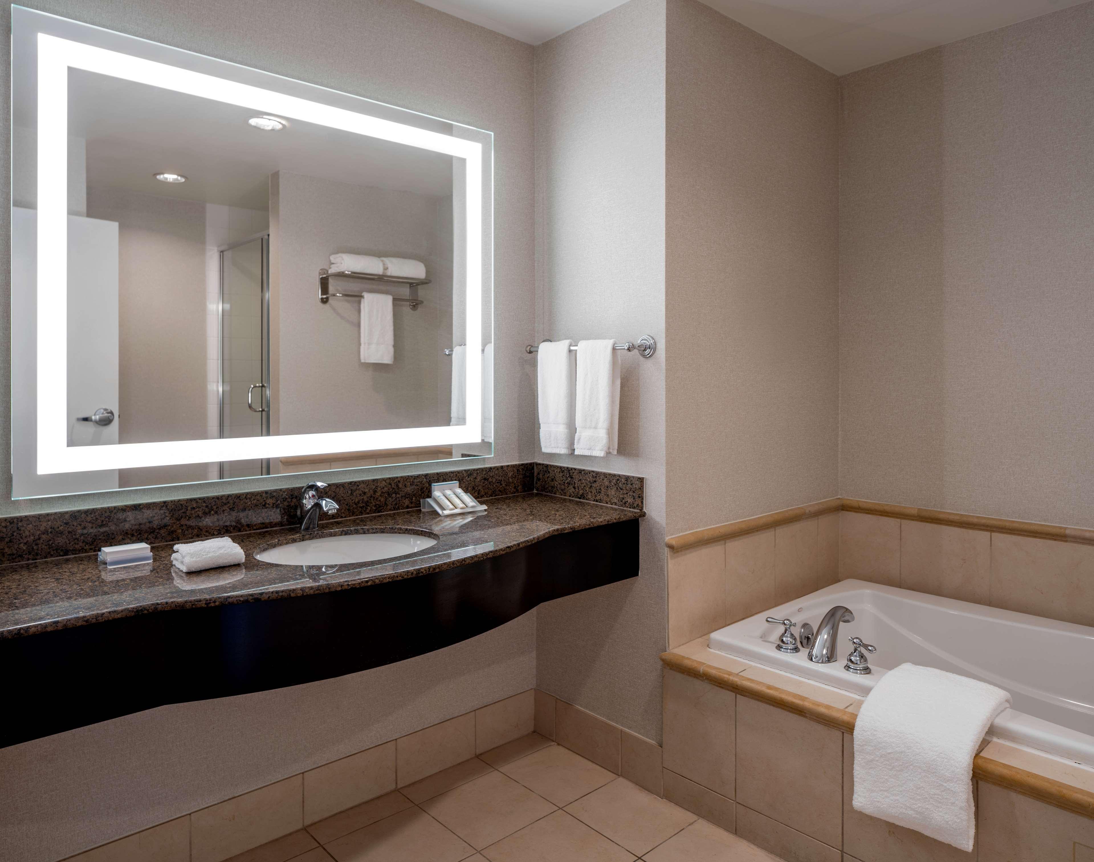 Hilton Garden Inn Jackson Downtown Экстерьер фото